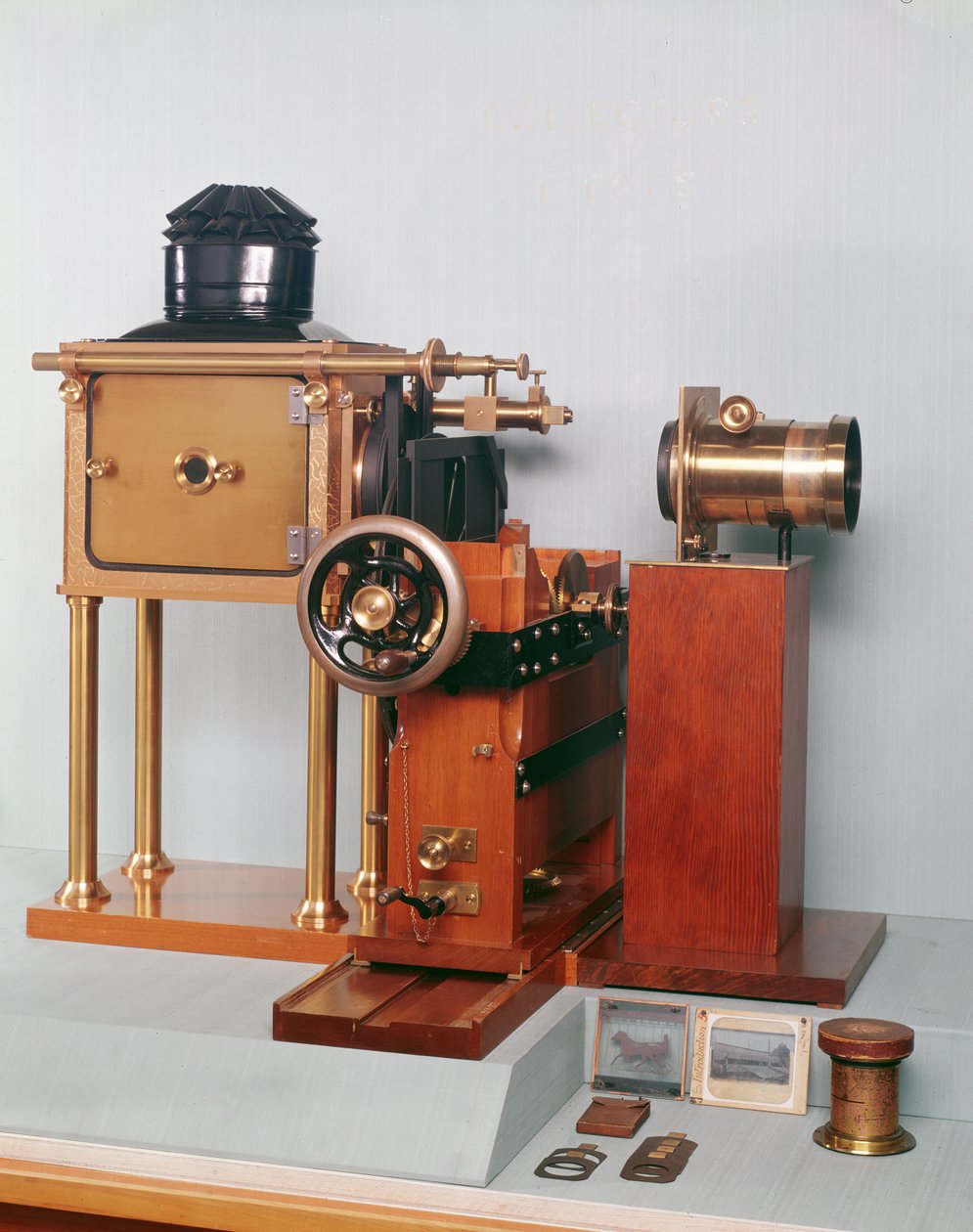 Replika av zoopraxiskopet designat av Eadweard Muybridge (1830-1904) 1880 (trä) (se även 260227) av English School