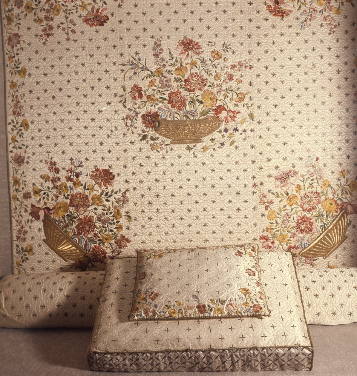 Satinbroderade sänghängen, 1717 (satin) av English School