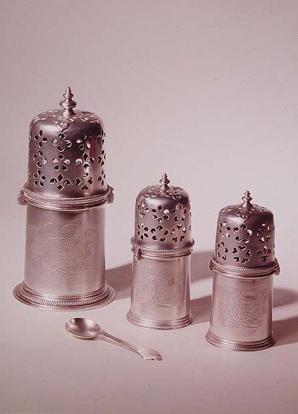 Set med tre Charles II-hjul, av Francis Garthorne; trefoil senapssked; 1680-85 (silver) av English School