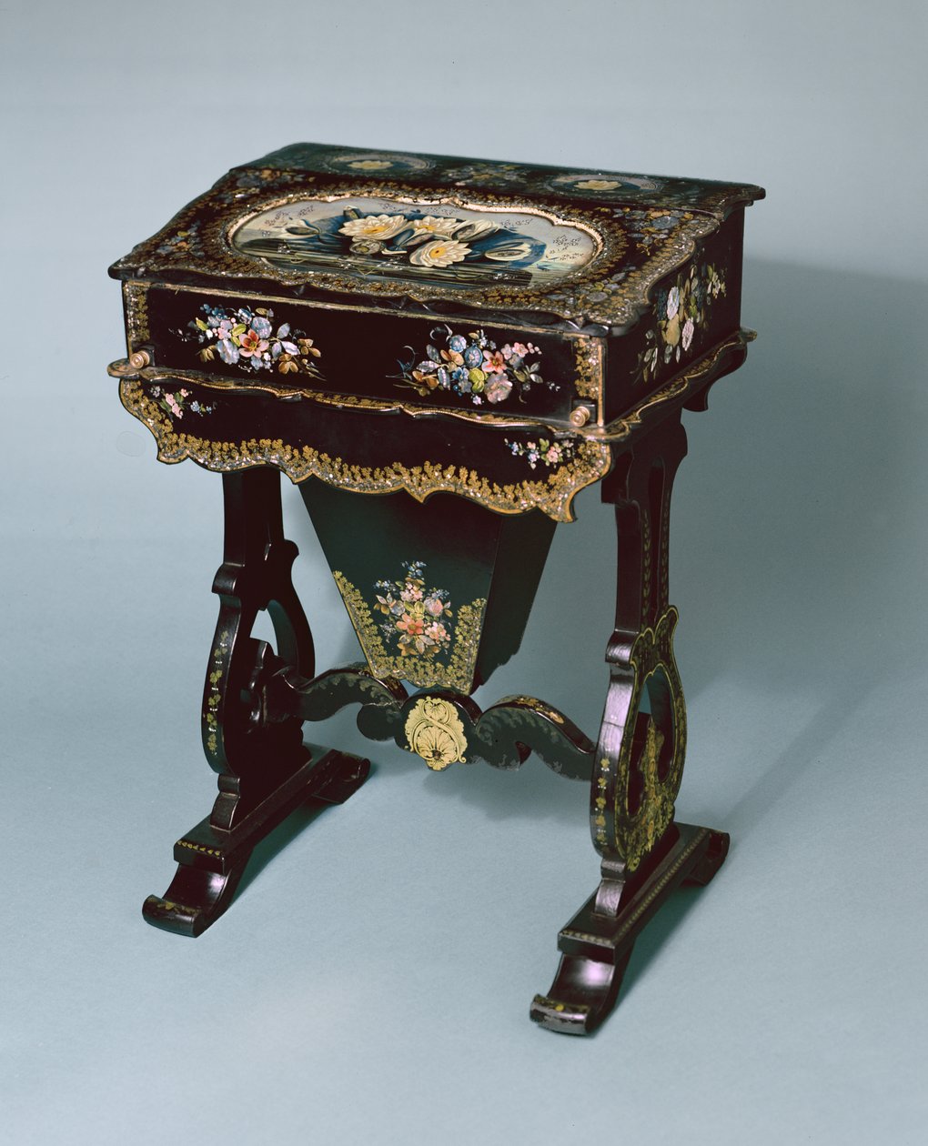 Sybord och skrivbord, ca 1865 (papper mache) av English School
