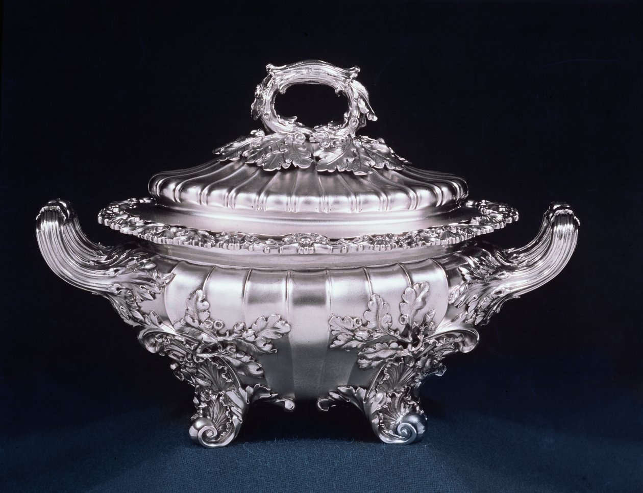 Soppterrin, en i ett par, gjord av Paul Storr på Dean Street Workshop vid Rundell Bridge und Rundell, London, 1819-20 (silver) av English School