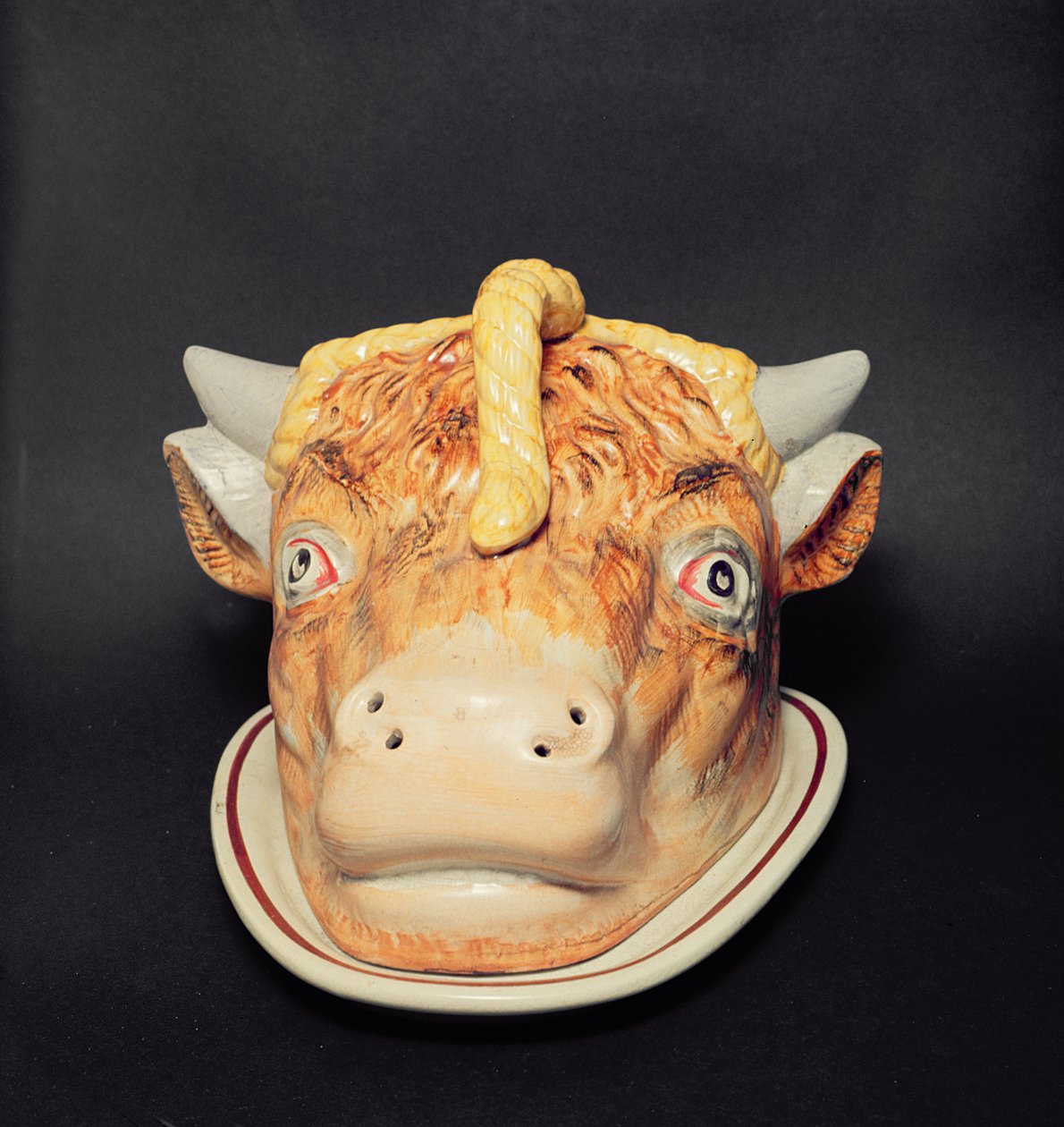 Staffordshire ostfat i form av ett kohuvud, ca 1850 av English School