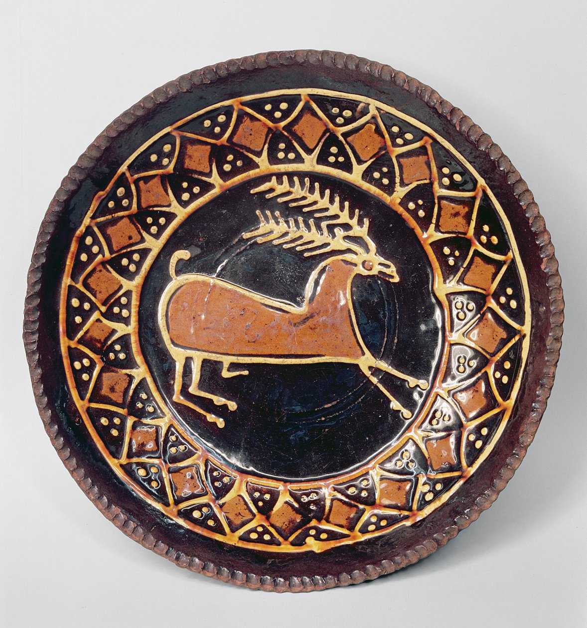 Staffordshire slipware-fat dekorerad med en hjort, mitten av 1700-talet (keramik) av English School