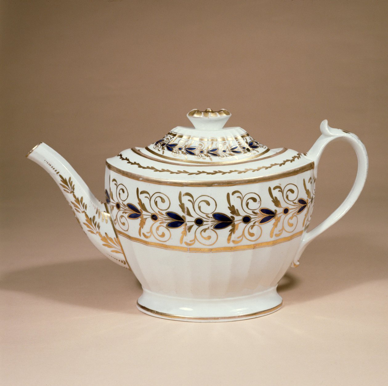 Staffordshire tekanna av Miles Mason, räfflad och förgylld, tidigt 1800-tal (keramik) av English School