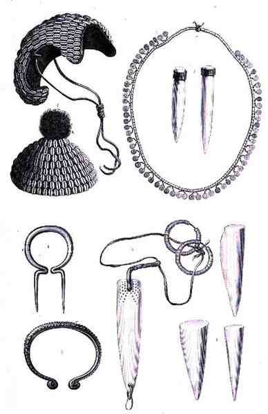Stenläpppluggar, halsband, Jar stam armlåde, Shuli huvudbonad, från The History of Mankind, Vol.1, av Prof. Friedrich Ratzel, 1896 av English School
