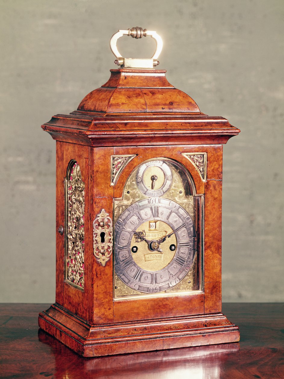 Bordsklocka, boett av valnötsfaner med silverförgyllda fästen, av David Hubert (fl.1714-48), c.1725 av English School