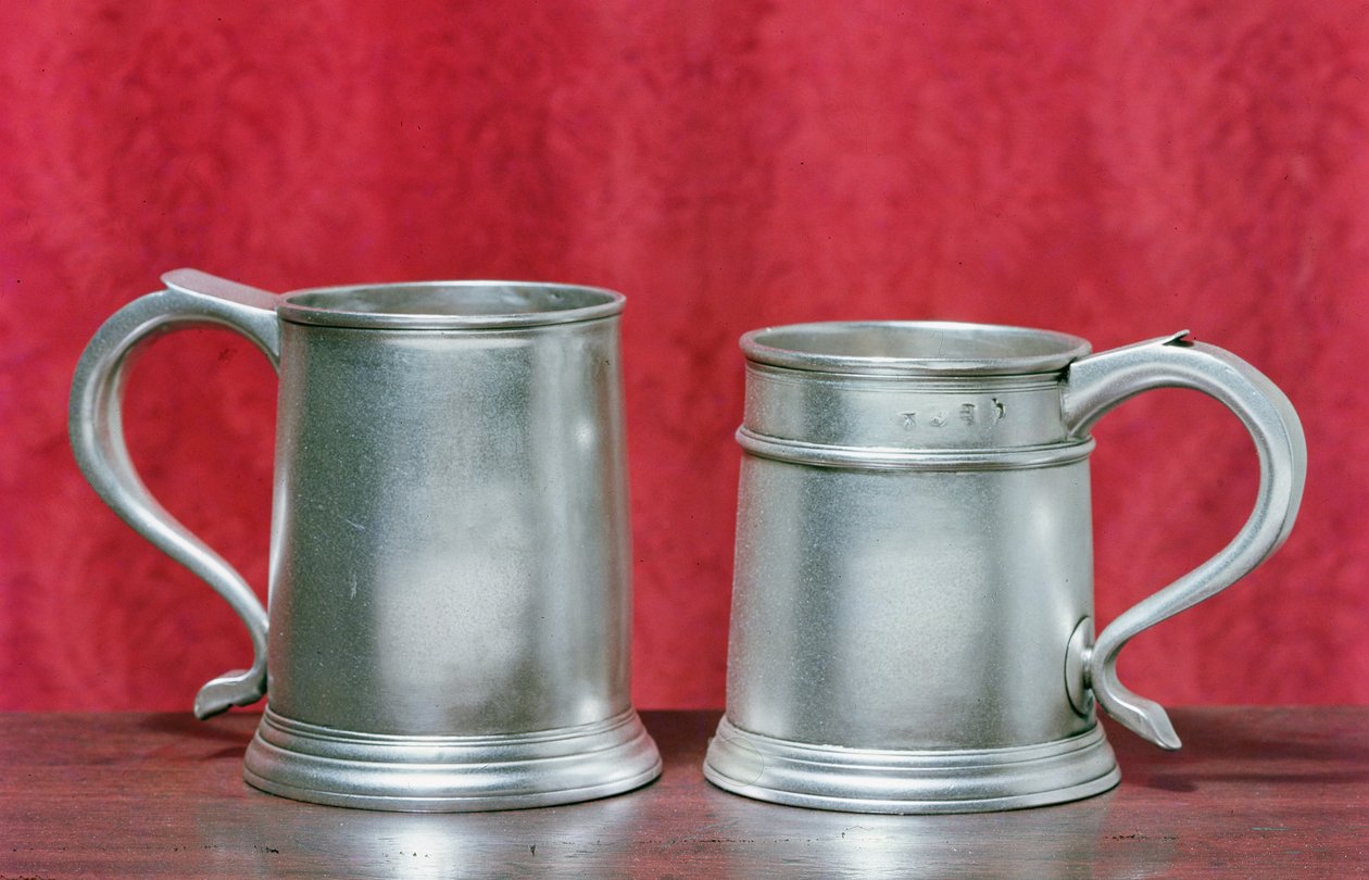 Tankards, från vänster till höger: av Timbrell och Bentley från London, 1713; av Nathaniel Locke från London, 1716 (silver) av English School