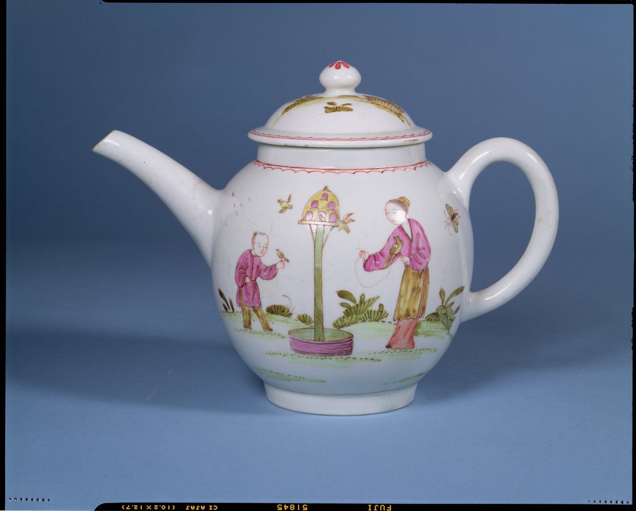 Tekanna och lock med duvslag och två chinoiseriefigurer, troligen 1770-75 (porslin) av English School