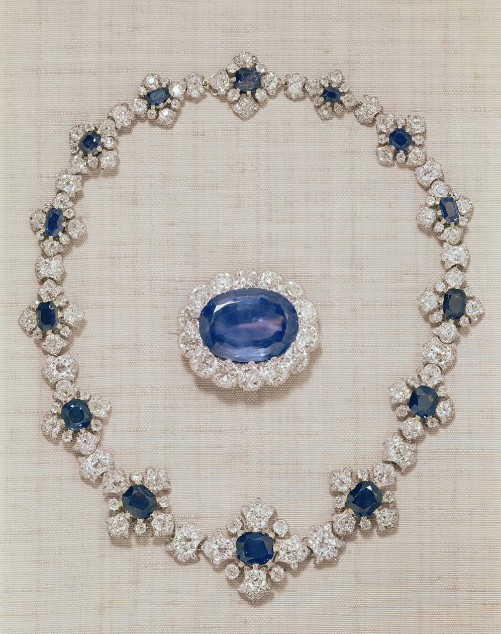 The Princess Royals Sapphires - brosch och halsband av safir och diamant. av English School