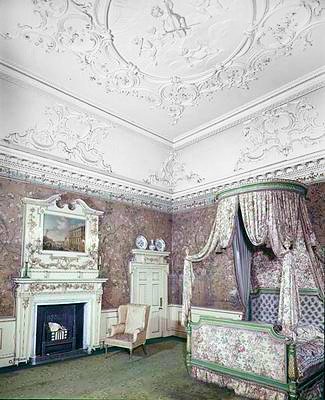 The State Bedroom med tak av James Paine (1717-89) och kinesisk tapet av Robert Adam (1728-92) c.1760-70 av English School