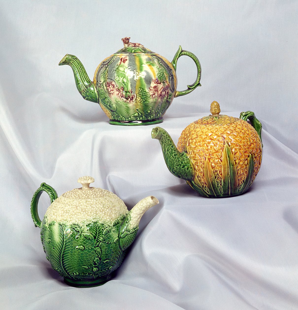 Tre Wedgwood färgglaserade tekannor, c.1740 (keramik) av English School