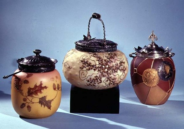 Tre knäckburkar med emaljerad och förgylld dekor, 1888-95 (glas) av English School