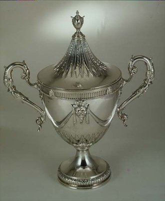 Koppar och lock med två handtag, modellerad efter design av William Kent, 1774 (förgylld silver) av English School
