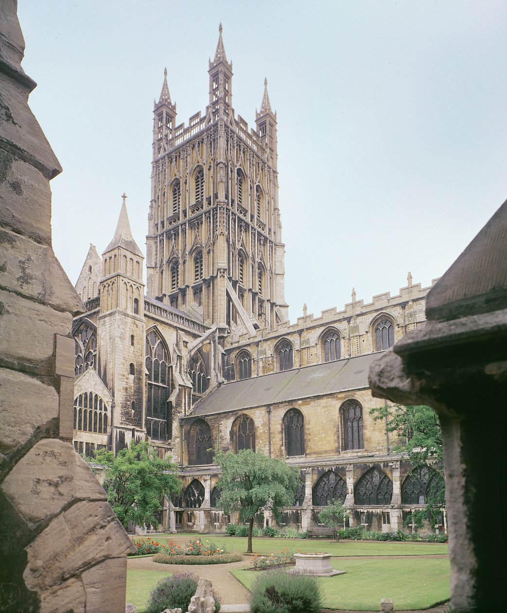 Vy över katedralen i Gloucester, 1300-talet av English School