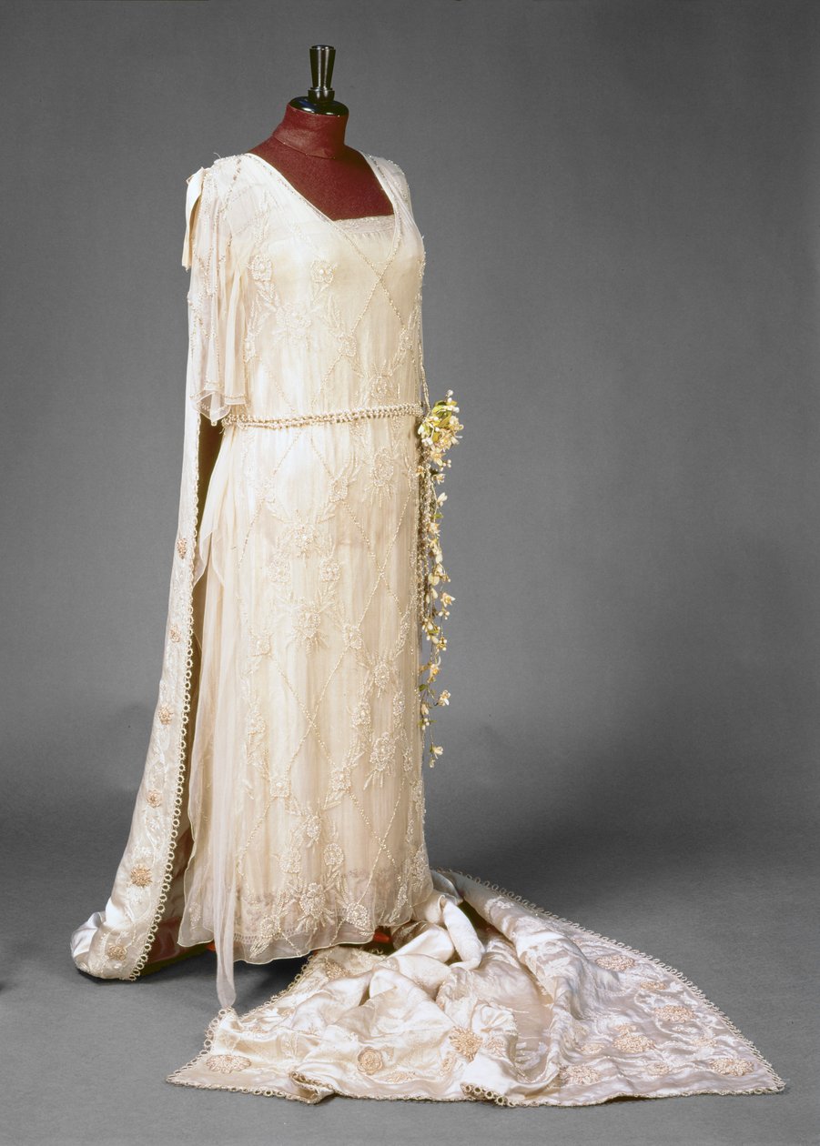 Bröllopsklänning som bars av Mary, Princess Royal, 1922 av English School