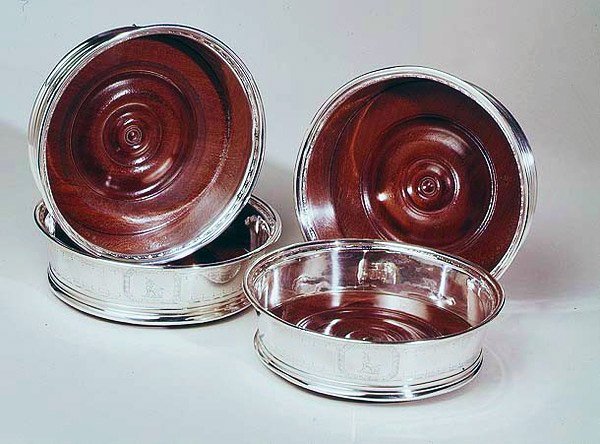 Vinunderlägg, set om fyra, George IV, tillverkad av Eley & Fearn, 1823 (silver) av English School