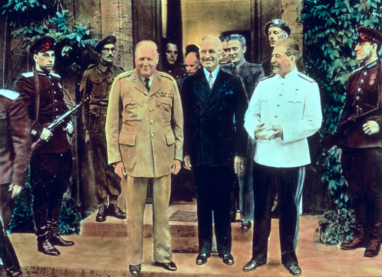 Winston Churchill (1874-1965) President Truman (1884-1972) och Joseph Stalin (1879-1953) vid Potsdamkonferensen, juli 1945 (färgat foto) av English School