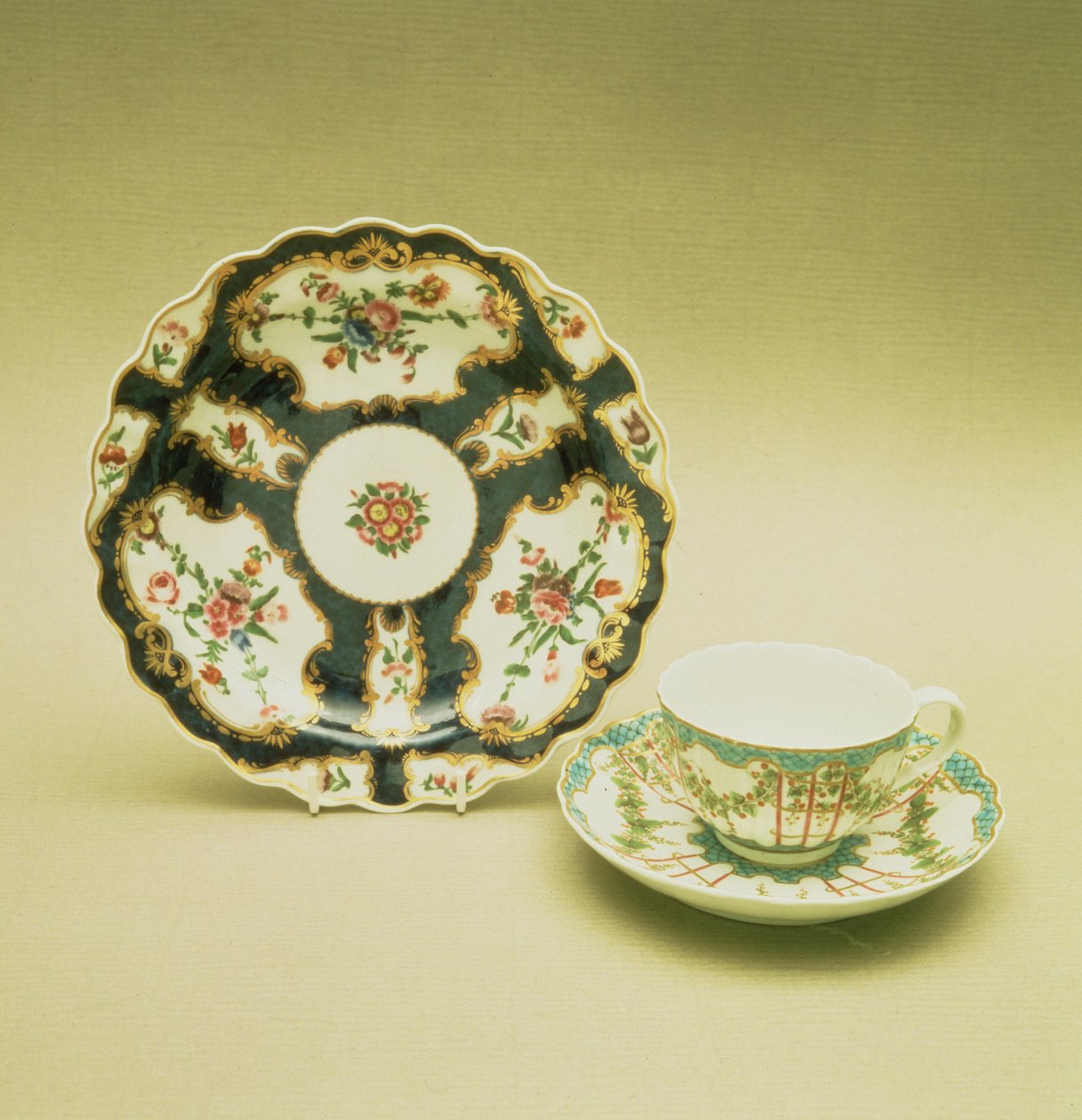 Worcester porslinstallrik med fjällblå dekor, 1768; tekopp och fat med dekoration av humlespaljé, ca 1770 (porslin) av English School