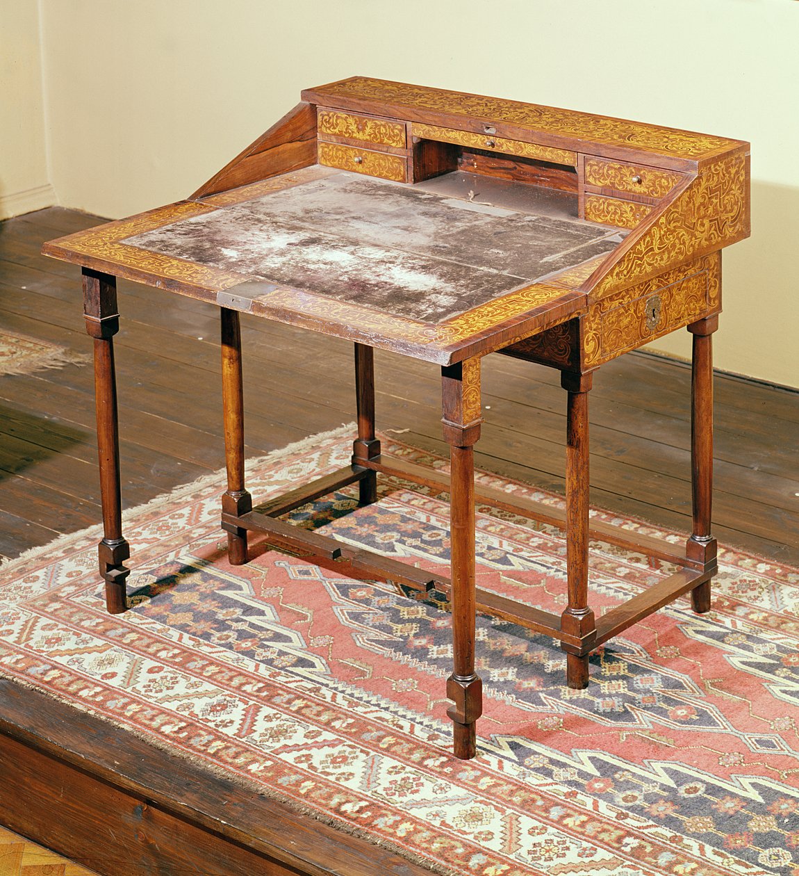 Skrivbord, valnöt med arabesk intarsia, ca 1690 av English School
