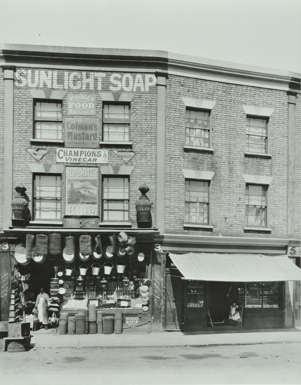 3-4 Gainsborough Road: front elevations, London, 1899 av English Photographer