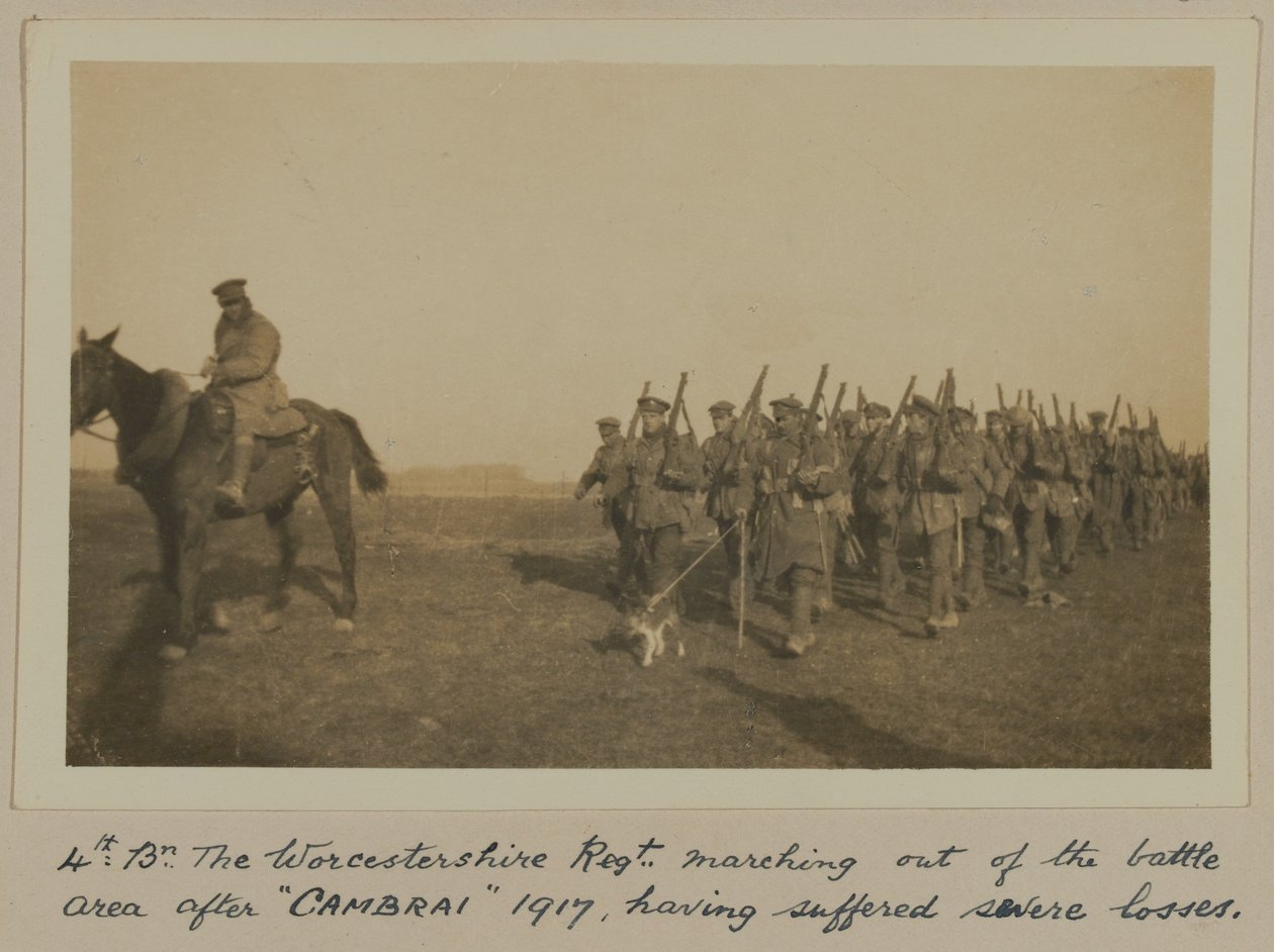 4:e: Bn. Worcestershire Regt. marscherade ut ur stridsområdet efter "CAMBRAI" 1917, efter att ha lidit allvarliga förluster av English Photographer