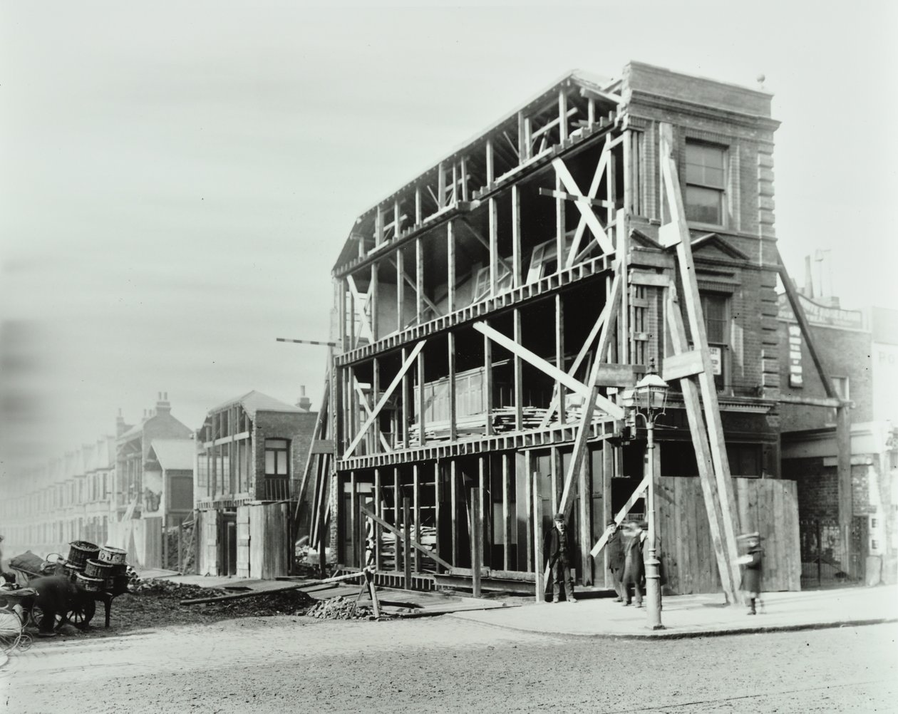85 Stoke Newington Road: hörnet av Stoke Newington Road och Prince George Road, 1897 av English Photographer
