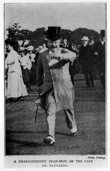 En karakteristisk snapshot av den sene Dr Barnardo (1845-1905) (s/v foto) av English Photographer