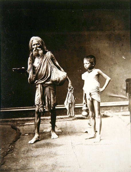 En fakir och hans assistent, Indien, ca 1880 (albumenprint) av English Photographer