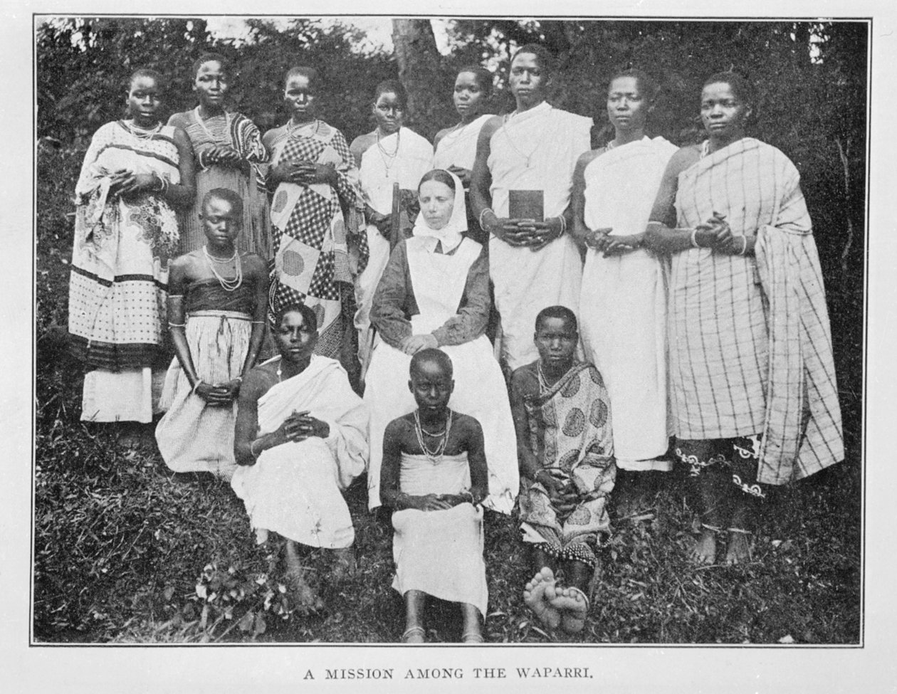A Mission among the Waparri, från In Wildest Africa: rekordet för jakt- och utforskningsresa genom Uganda, Victoria Nyanza, Kilimanjaro-regionen och Brittiska Östafrika, av Peter MacQueen, 1910 av English Photographer