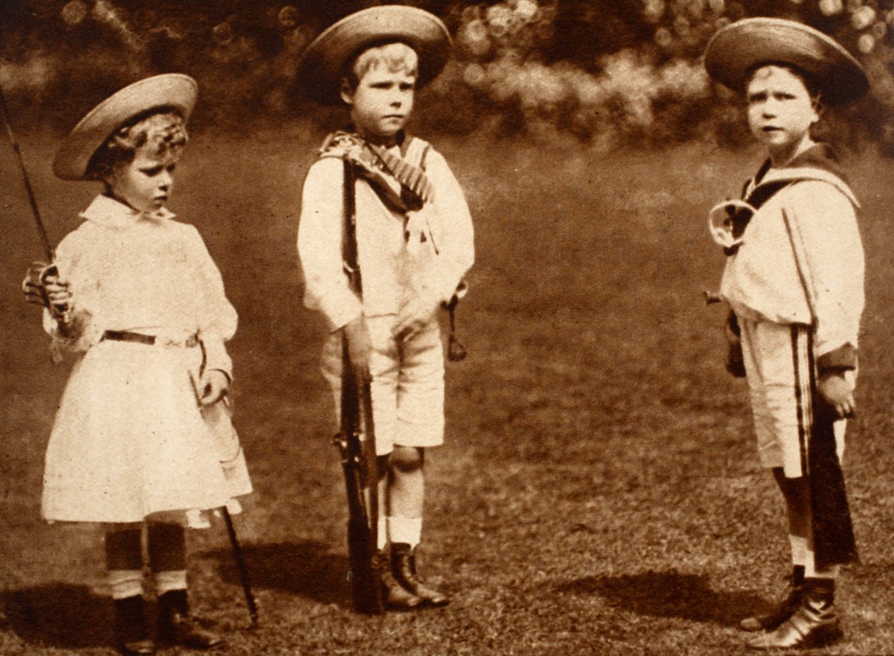 En ung kung Edward VIII borrar sina syskon, hertigen av York och Princess Royal, ca 1899 av English Photographer