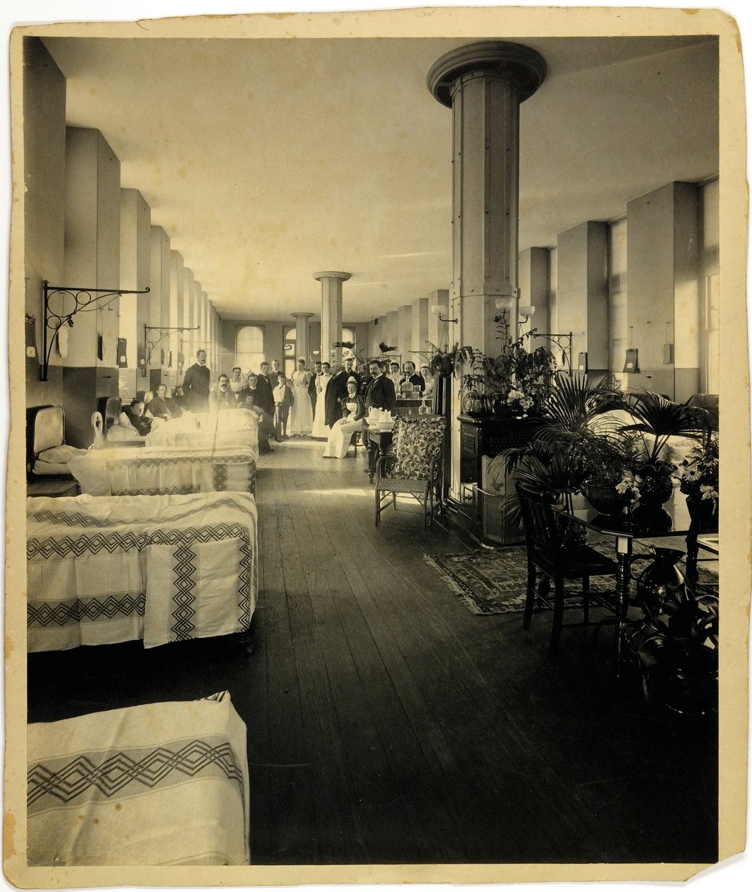 En barnavdelning på St. Thomas Hospital, London, ca 1900 av English Photographer