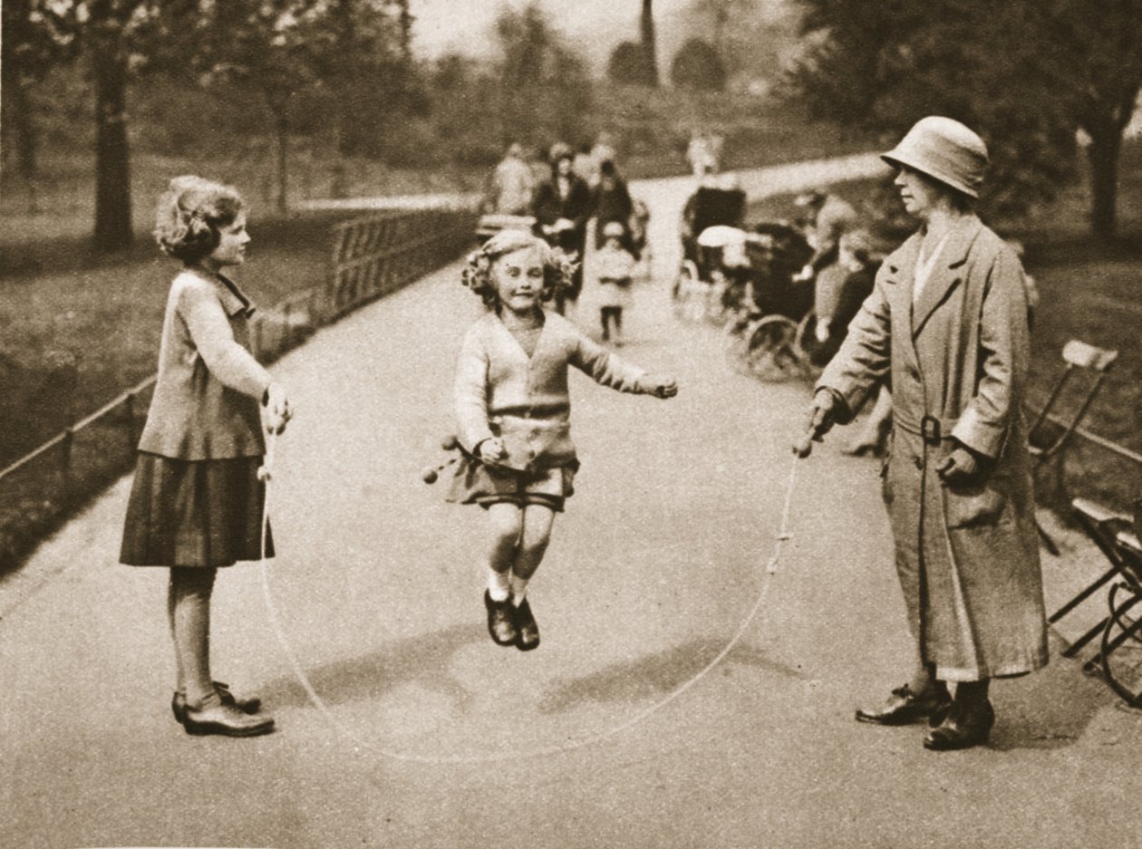 En flicka som hoppar i Hyde Park eller Kensington Gardens, från Wonderful London, publicerad 1926-27 (fotogravyr) av English Photographer