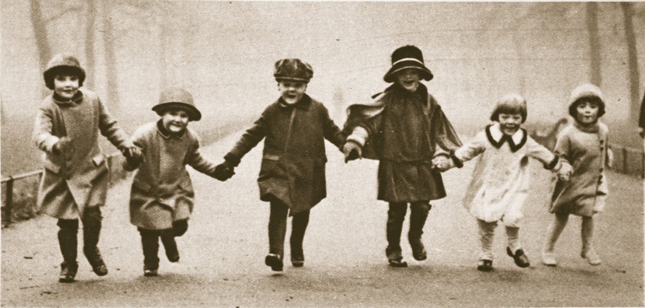 En rad välklädda barn som springer i Hyde Park, från Wonderful London, publicerad 1926-27 (fotogravyr) av English Photographer