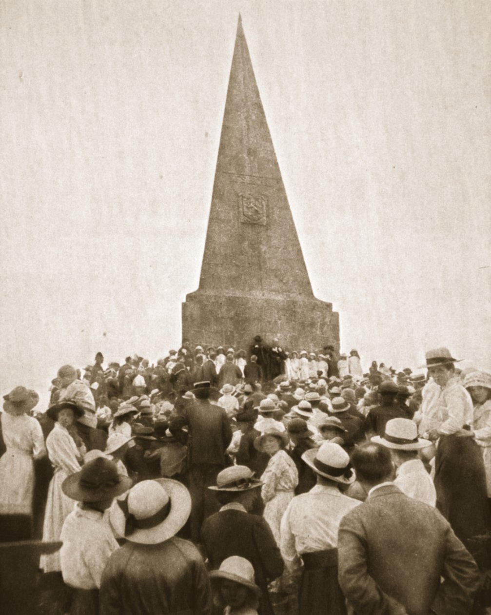 En pittoresk gammal sed vid St. Ives: The Old Hundredth at the John Knill Obelisk, från The Illustrated War News, 2 augusti 1916 (sepiafoto) av English Photographer