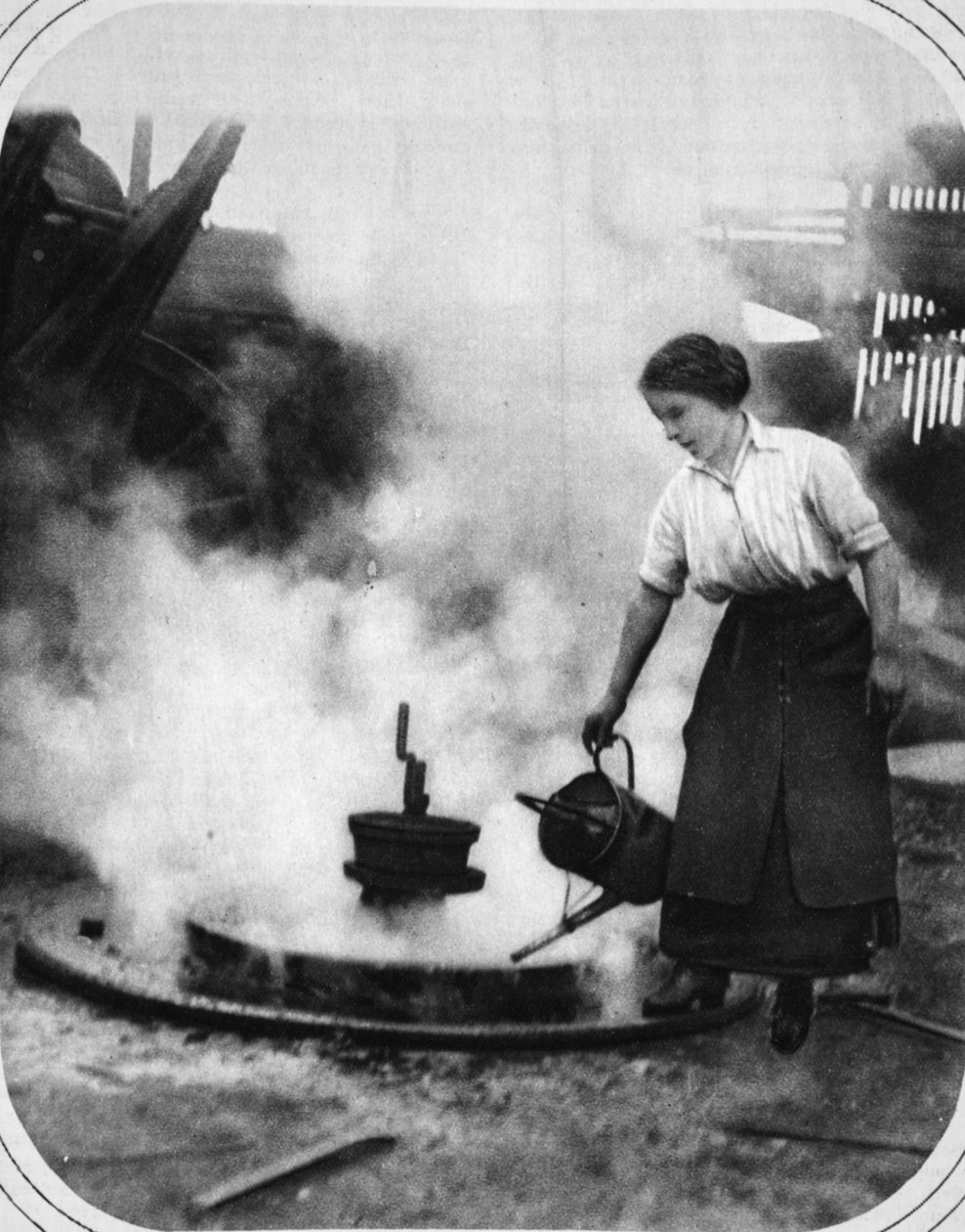 En redo hjälpare i krigstid: Miss Edith Hawley kyler av ett hjul, illustration från The Illustrated War News, 6 september 1916 av English Photographer