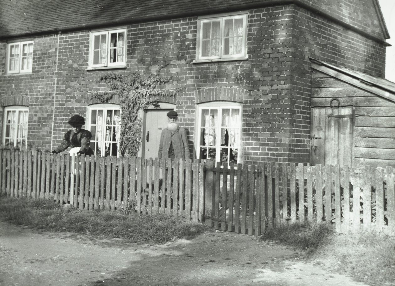 En lantlig scen i Wandsworth-området med ett äldre par i trädgården på en fastighet i stugstil, London, 1895 av English Photographer