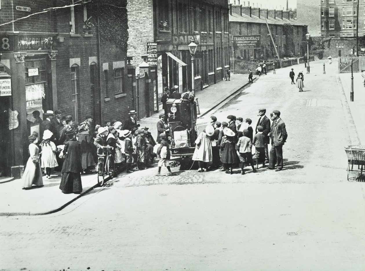 En gatuorganist i Putney, London, 1886 av English Photographer