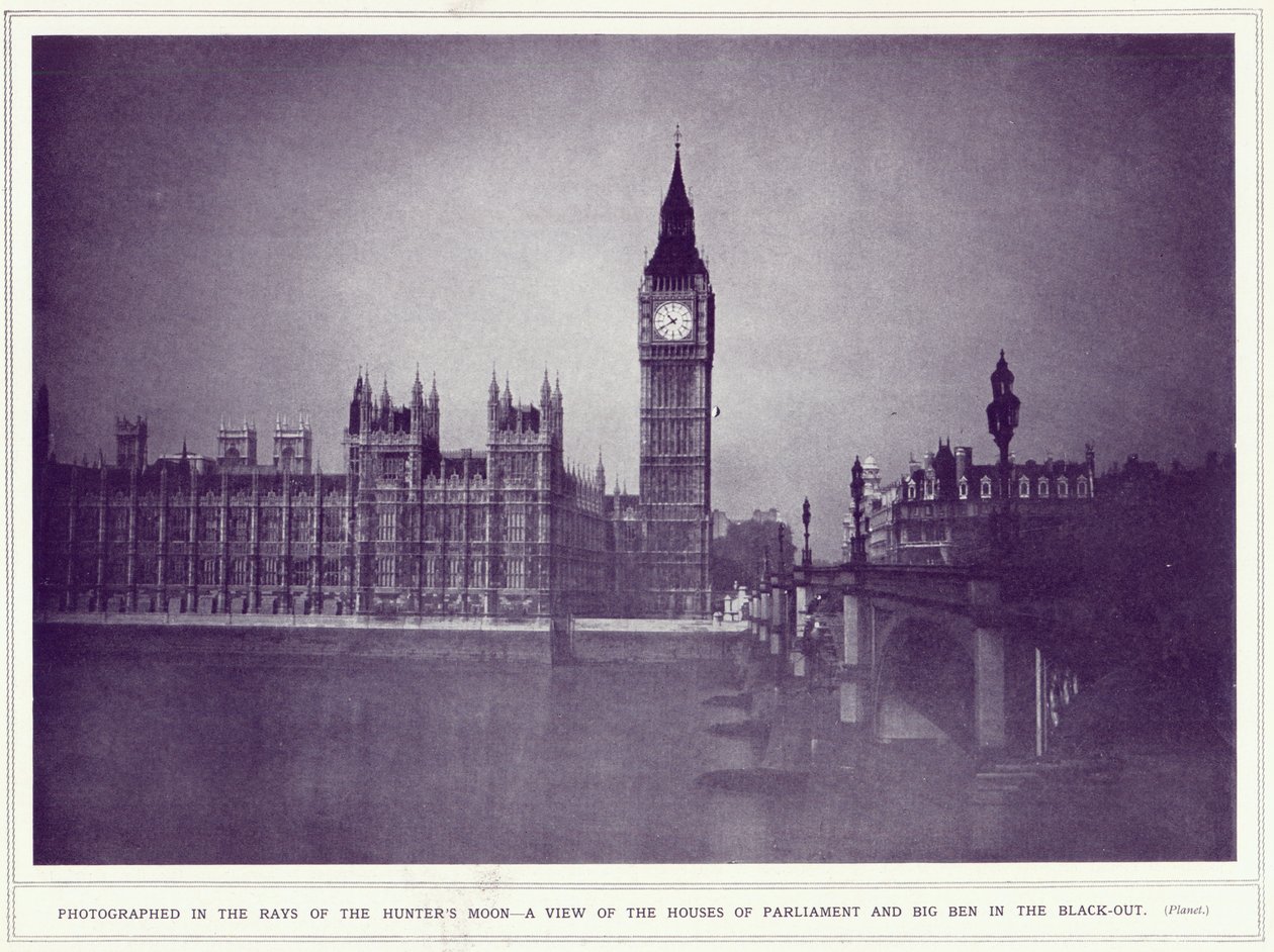 En vy av Houses of Parliament och Big Ben i jägarens månens strålar, under mörkläggningen, från The Illustrated War News, publicerad 8 november 1939 av English Photographer