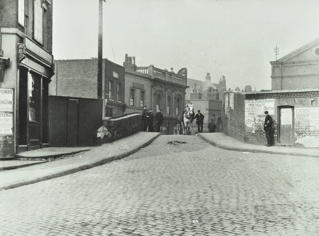 En vit häst färdas längs Rhodeswell Road mot Old Victory Bridge, 1895 av English Photographer