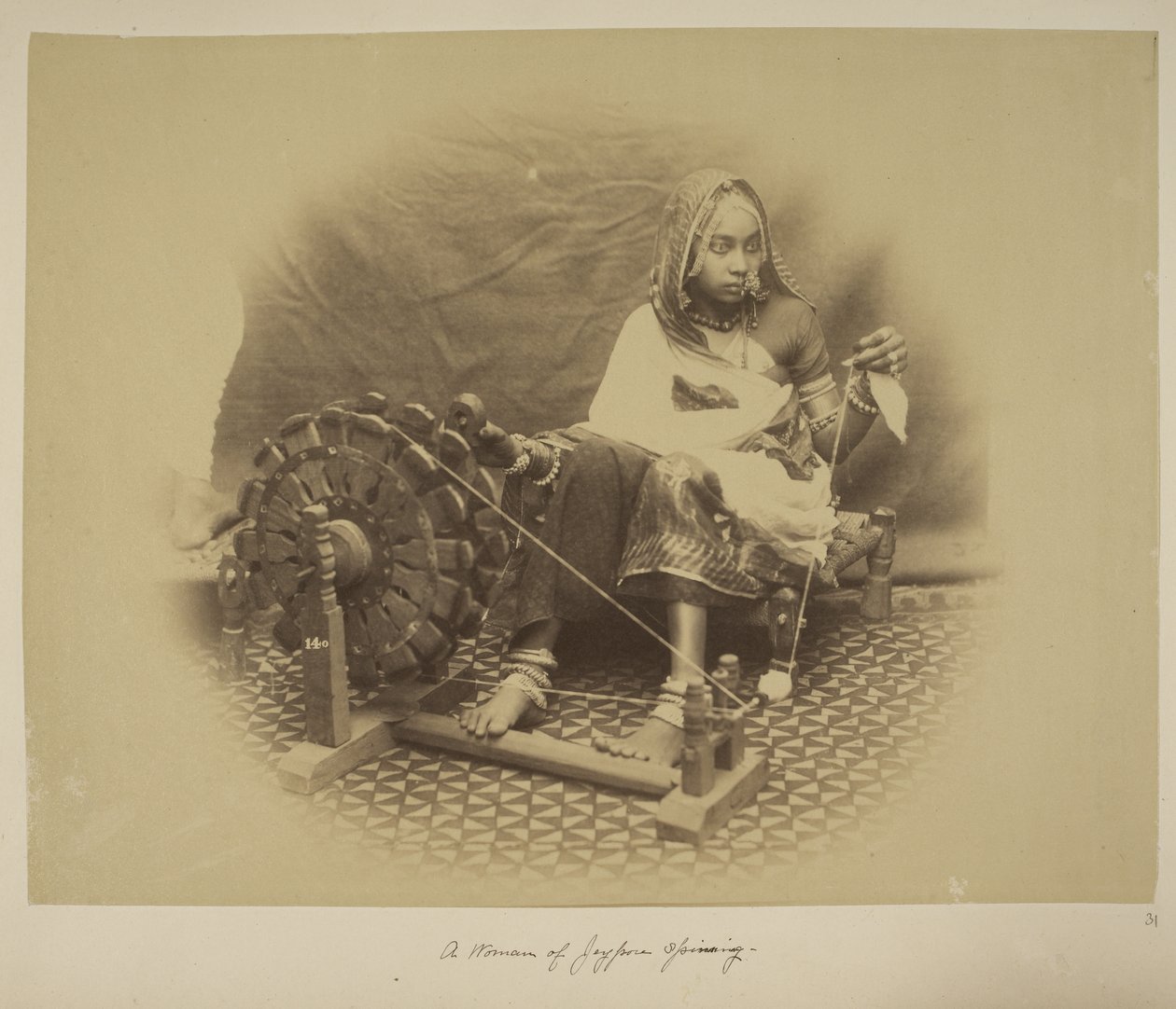 En kvinna från Jeypore spinning, ca 1890 (s/v foto) av English Photographer
