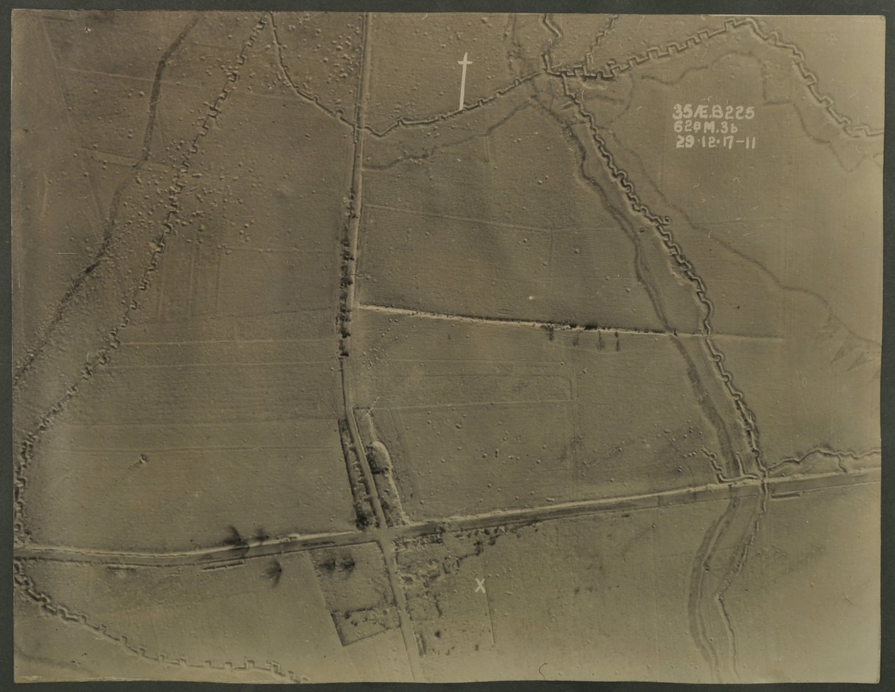 Flygfoto med skyttegravar från första världskriget, 1917 av English Photographer
