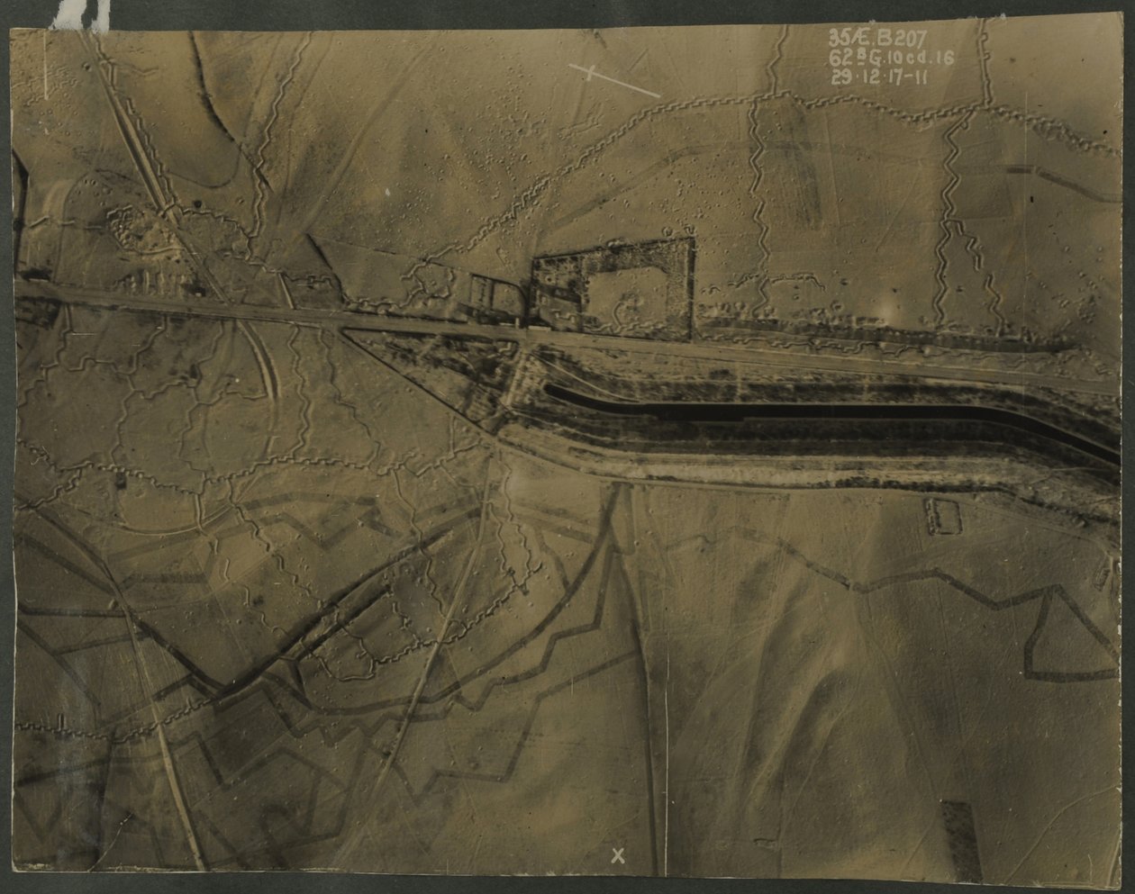 Flygfoto med skyttegravar från första världskriget, 1917 av English Photographer