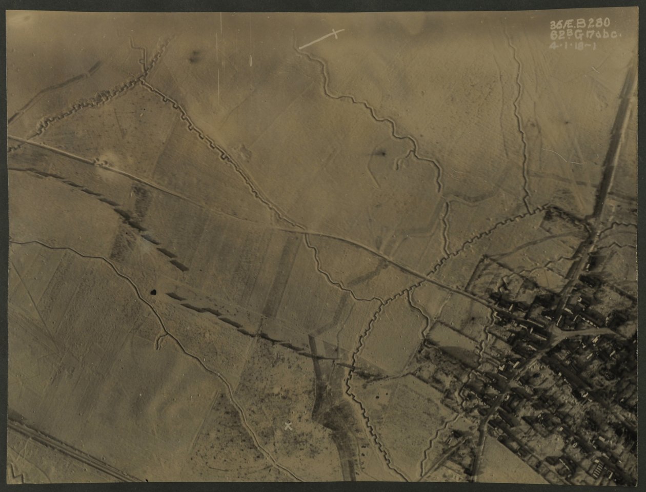Flygfoto med skyttegravar från första världskriget, 1918 av English Photographer