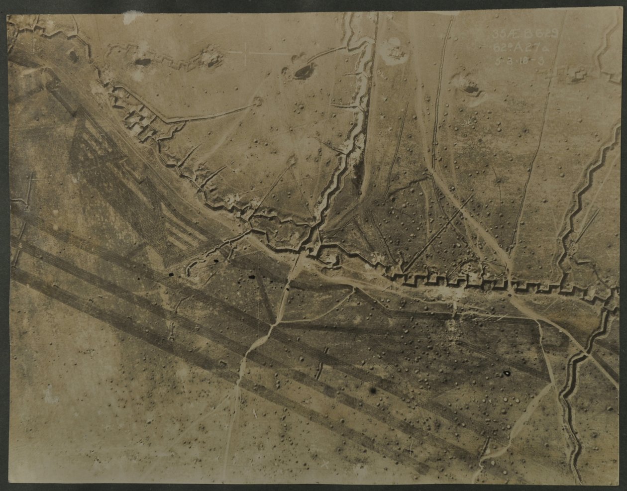 Flygfoto med skyttegravar från första världskriget, 1918 av English Photographer