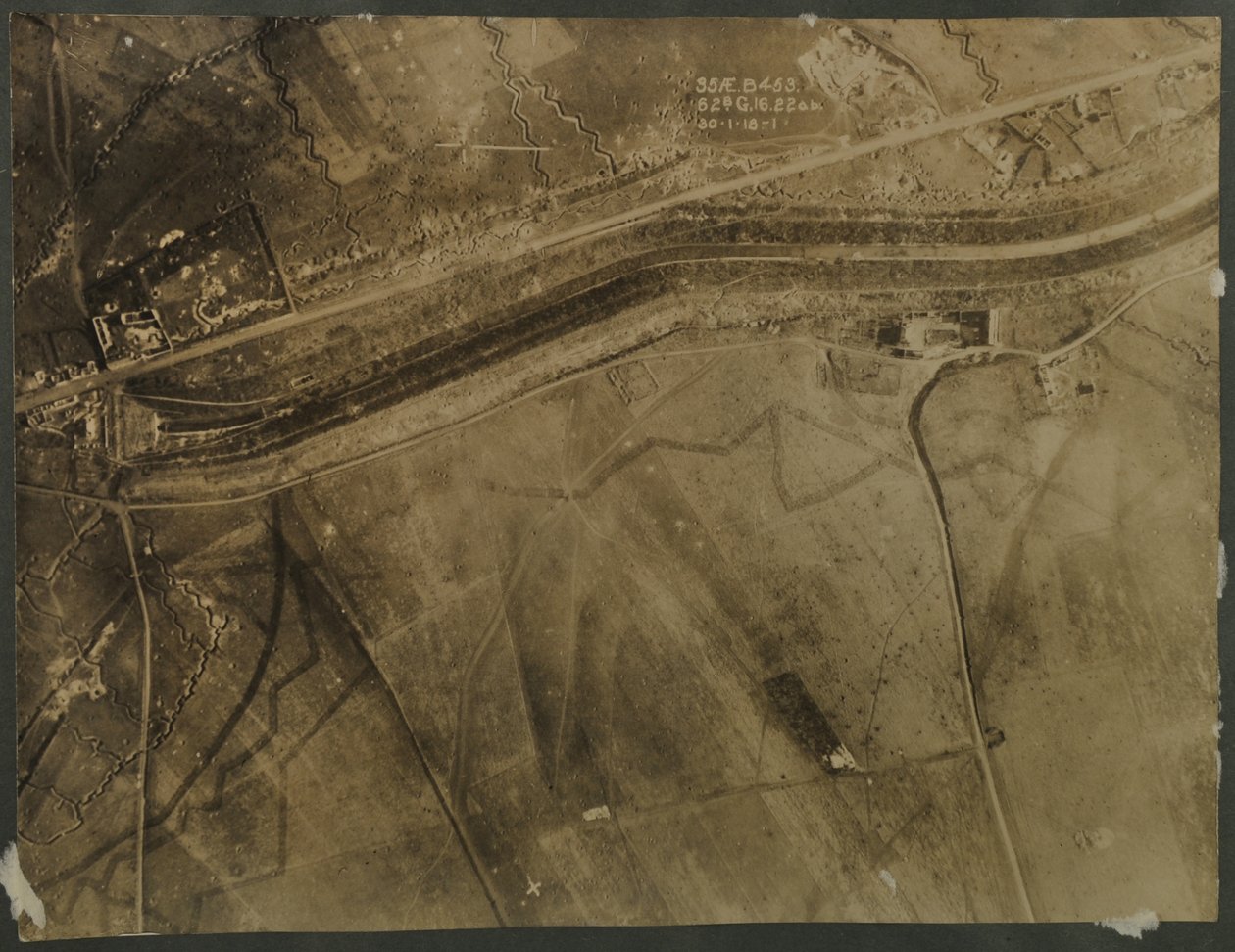 Flygfoto med skyttegravar från första världskriget, 1918 av English Photographer