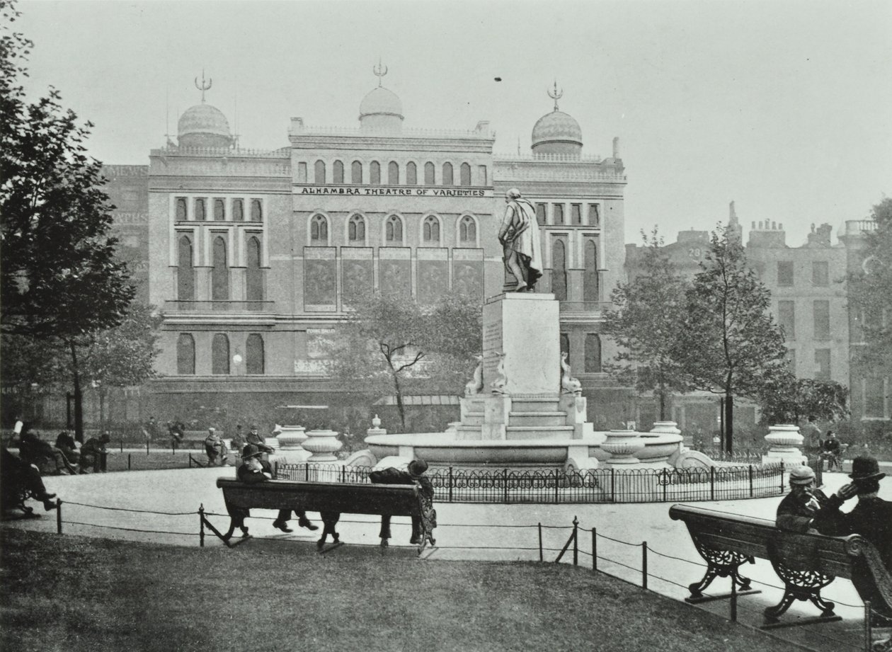 Alhambra, Leicester Square, Westminster LB: östra sidan, 1895 av English Photographer
