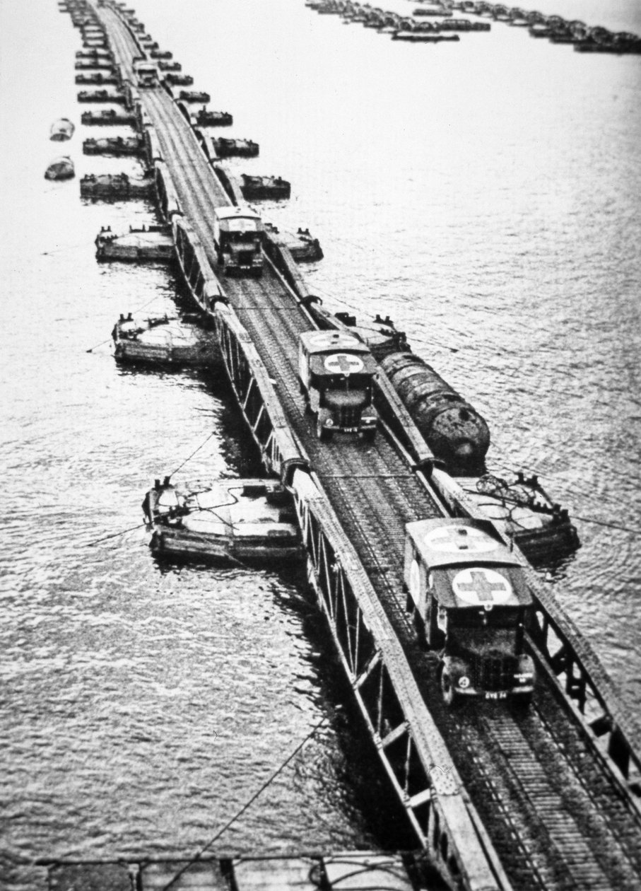 Ambulanser från de allierade landstigningsstyrkorna använder en Mulberry Pier i Mulberrys konstgjorda hamn som hade bogserats över kanalen, 6 juni 1944 (s/v foto) av English Photographer