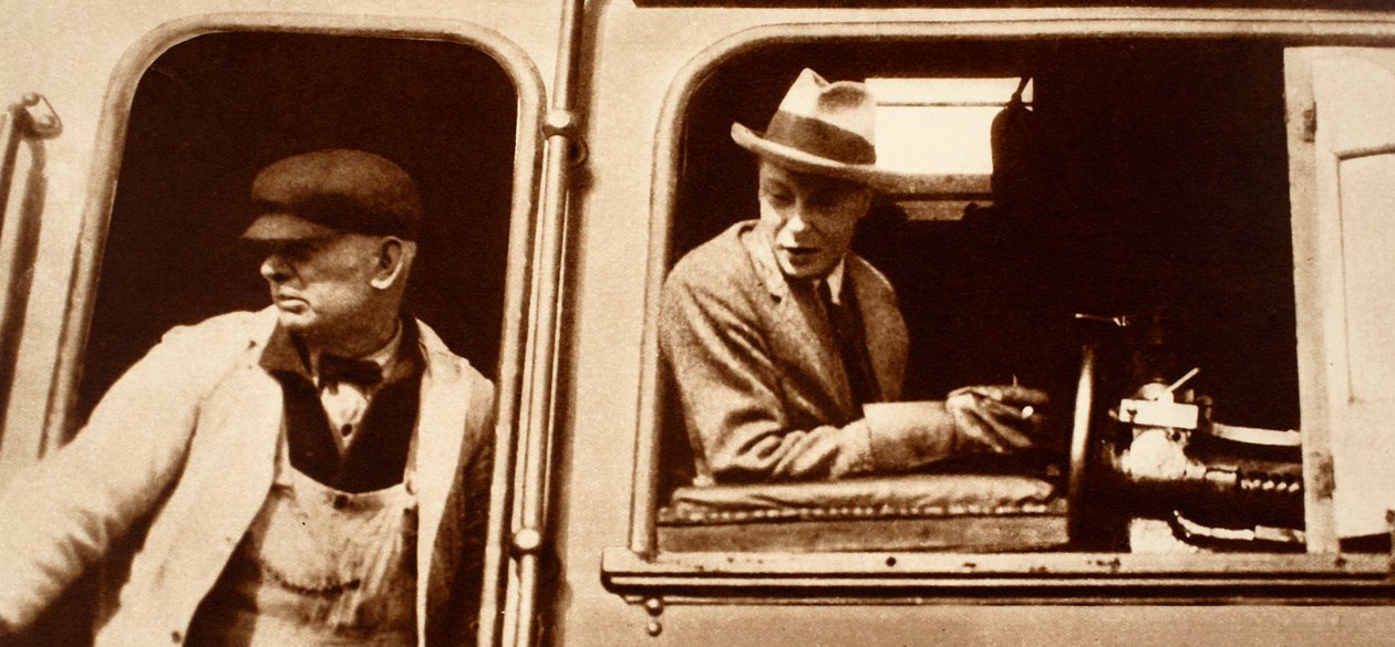 En motorförare lämnar över till kung Edward VIII i Kanada, 1920-talet av English Photographer