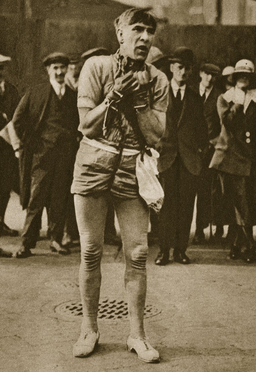 En skådespelare utklädd till Houdini utanför en teaterdörr (sepiafoto) av English Photographer