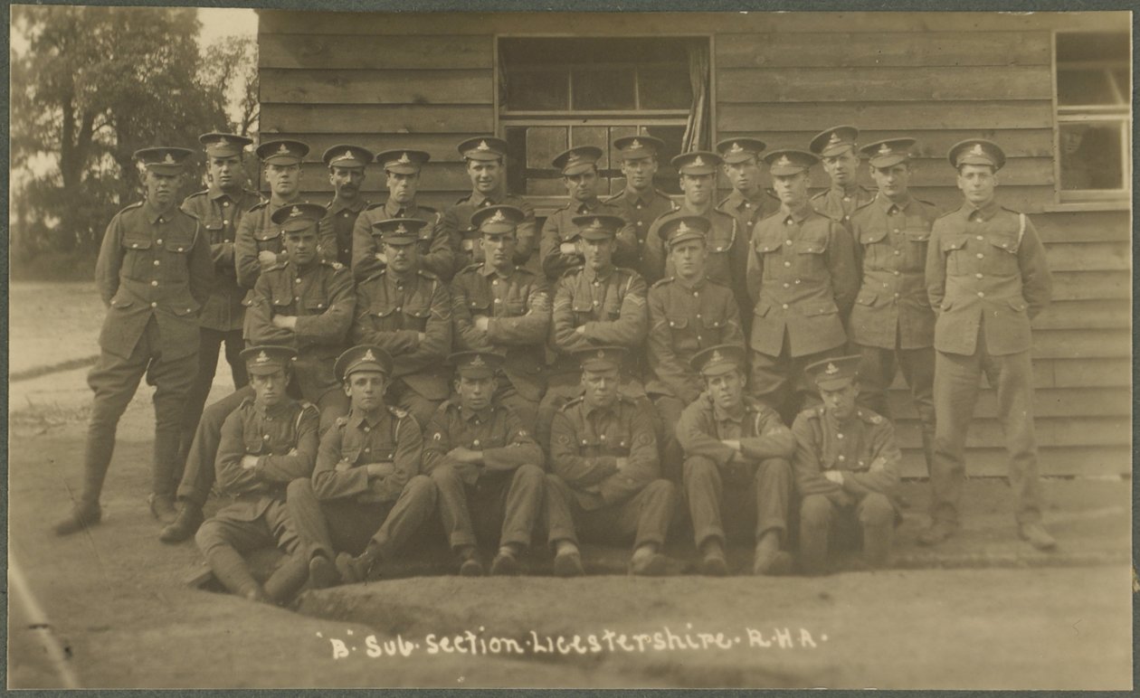 B undersektion, Leicestershire Royal Horse Artillery, på träningsläger i Diss, 1914-18 av English Photographer